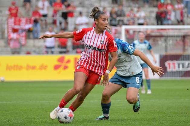 Nicole Ojukwu, SC Freiburg Women, 06, in possession of the ball and in a footrace with Paulina Platner, Bayer 04 Leverkusen Women, 06, GER, SC Freiburg vs. Bayer 04 Leverkusen, Women’s Soccer, Bundesliga, Matchday 5, 2026–2027 Season, September 20, 2026 DFB regulations prohibit any use of photographs as image sequences and or quasi-video GER, SC Freiburg vs. Bayer 04 Leverkusen, Women’s Soccer, Bundesliga, Matchday 5, 2026–2027 Season, September 20, 2026, Freiburg Copyright: xEibner-Pressefotox EP_THS
