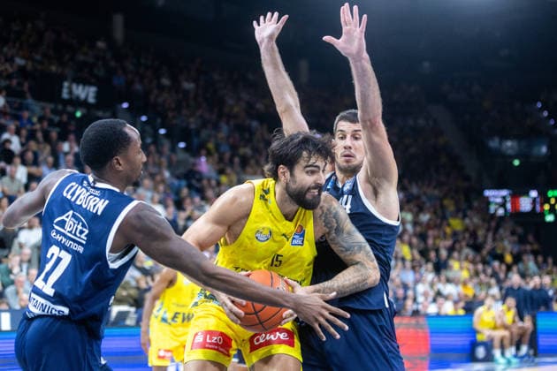 Oldenburg, Lower Saxony, Germany, September 20, 2026, Marcel Keßen (center), EWE Baskets Oldenburg; Kris Clyburn (left), Syntainics MBC; and Jure Planinic (right), Syntainics MBC. EWE Baskets Oldenburg vs. Syntainics MBC. Basketball 1, Basketball Bundesliga, 2026–2027 season, Matchday 1, Grosse EWE Arena: EWE Baskets Oldenburg vs. Syntainics MBC Weißenfels www.andreas-burmann.de
