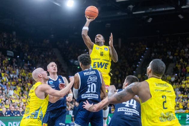 Oldenburg, Lower Saxony, Germany, September 20, 2026, Nate Johnson (center), EWE Baskets Oldenburg, as well as (from left) Seth Hinrichs (EWE Baskets Oldenburg), Collin Welp (Syntainics MBC), Kostja Mushidi (Syntainics MBC), Jure Planinic (Syntainics MBC), and Demajeo Wiggins (right), EWE Baskets Oldenburg vs. Syntainics MBC, Basketball 1, Basketball Bundesliga, 2026–2027 season, Matchday 1, Grosse EWE Arena, EWE Baskets Oldenburg vs. Syntainics MBC Weißenfels www.andreas-burmann.de