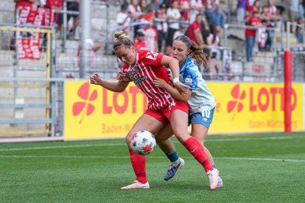 Carina Brunold (SC Freiburg, 14) in a tackle with Estrella Merino Gonzalez (Bayer 04 Leverkusen, 10), Germany, soccer, Google Pixel Women s Bundesliga, Matchday 5, 2026–2027, SC Freiburg vs. Bayer 04 Leverkusen, September 20, 2026, Dreisamstadion, Freiburg, Dreisamstadion, Baden-Württemberg, Germany Copyright: xArnexAmbergx