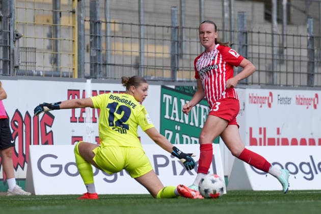 Luca Birkholz (SC Freiburg, 23) passes the ball past Rafaela Borggräfe (Rafaela Borggraefe, Bayer 04 Leverkusen, 12), Germany, Soccer, Google Pixel Women s Bundesliga, Matchday 5, 2026–2027, SC Freiburg vs. Bayer 04 Leverkusen, September 20, 2026, Dreisamstadion, Freiburg, Baden-Württemberg, Germany Copyright: xArnexAmbergx