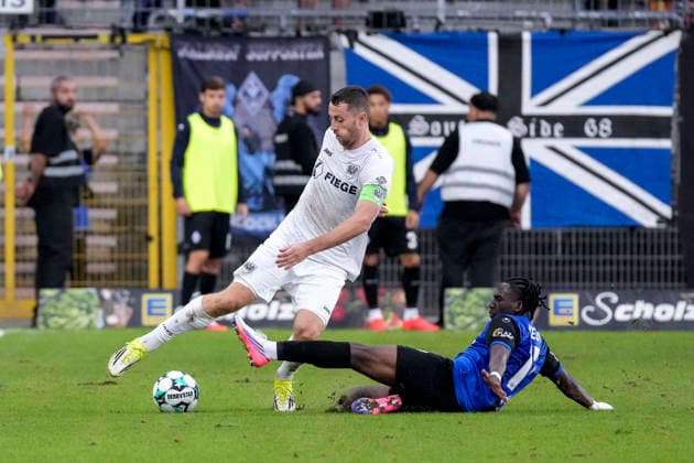 From left: Torge Paetow Münster, 16, captain; Owono Darnell Keumo, SV Waldhof, 17; tackle, game scene, duel, tackle, tackling, dynamic, action, September 20, 2026, Mannheim, Germany, soccer, 3rd Division, SV Waldhof Mannheim vs. SC Preußen Münster, DFB and DFL regulations prohibit any use of photographs as image sequences and or quasi-video xozx
