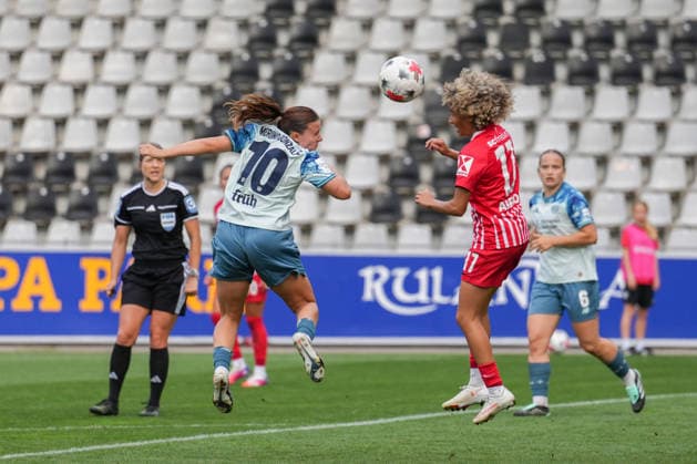 Google Pixel Women s Bundesliga: SC Freiburg vs. Bayer 04 Leverkusen, September 20, 2026. Heading duel between Estrella Merino (Bayer 04 Leverkusen, No. 10) and Amira Arfaoui (SC Freiburg), 17 Google Pixel Women’s Bundesliga SC Freiburg vs. Bayer 04 Leverkusen, Dreisamstadion, September 20, 2026 DFB and DFL regulations prohibit any use of photographs as image sequences and or quasi-video. Copyright: xBEAUTIFULxSPORTS Boscox