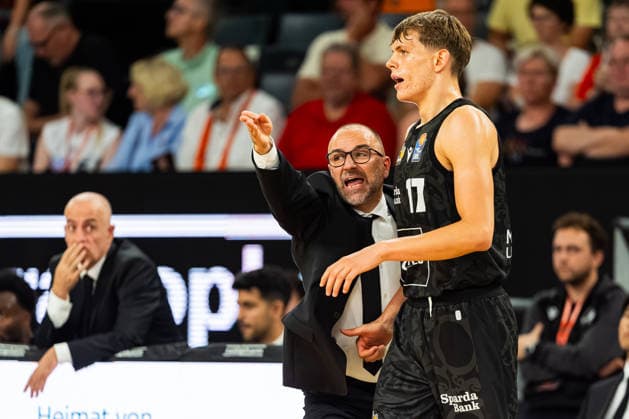 easyCredit BBL Ratiopharm Ulm vs. MHP RIESEN Ludwigsburg September 20, 2026 Ulm, GERMANY September 20, 2026 Carles Duran, Head Coach of MHP RIESEN Ludwigsburg, coaches Julis Baumer of MHP RIESEN Ludwigsburg, 17 during the game between Ratiopharm Ulm and MHP RIESEN Ludwigsburg on Game Day 1 of the easyCredit BBL at the ratiopharm Arena Ulm Copyright: xBEAUTIFULxSPORTS Steinx