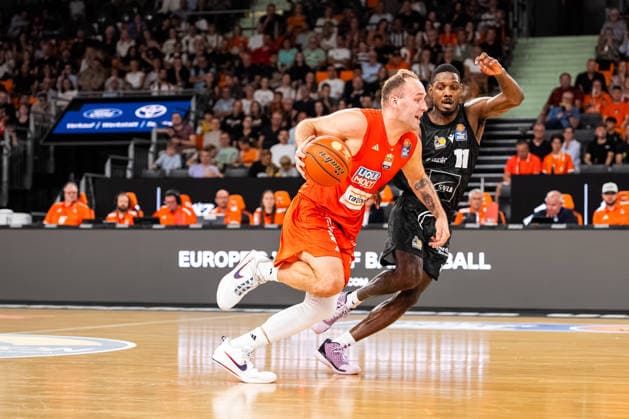 easyCredit BBL Ratiopharm Ulm vs. MHP RIESEN Ludwigsburg September 20, 2026 Ulm, GERMANY September 20, 2026 Devin Schmidt of Ratiopharm Ulm, No. 8, in a one-on-one battle with Darius Perry of MHP RIESEN Ludwigsburg, 11, during the game between ratiopharm Ulm and MHP RIESEN Ludwigsburg on Matchday 1 of the easyCredit BBL at the ratiopharm Arena Ulm Copyright: xBEAUTIFULxSPORTS Steinx