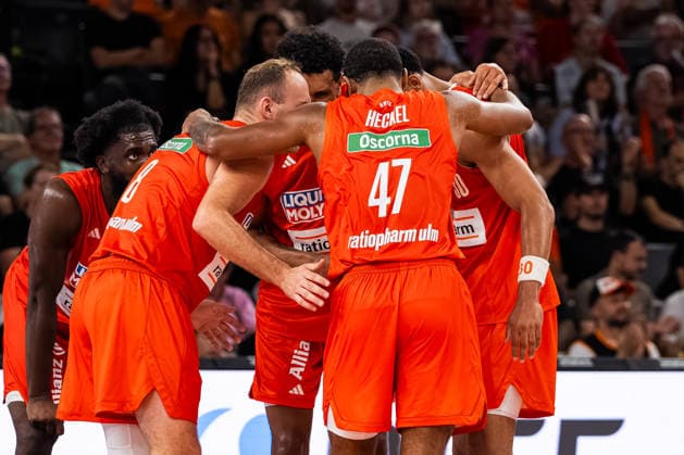 easyCredit BBL Ratiopharm Ulm vs. MHP RIESEN Ludwigsburg September 20, 2026 Ulm, GERMANY September 20, 2026 The Ulm team huddles before a free throw during the game between Ratiopharm Ulm and MHP RIESEN Ludwigsburg on Game Day 1 of the easyCredit BBL at the ratiopharm Arena Ulm Copyright: xBEAUTIFULxSPORTS Steinx