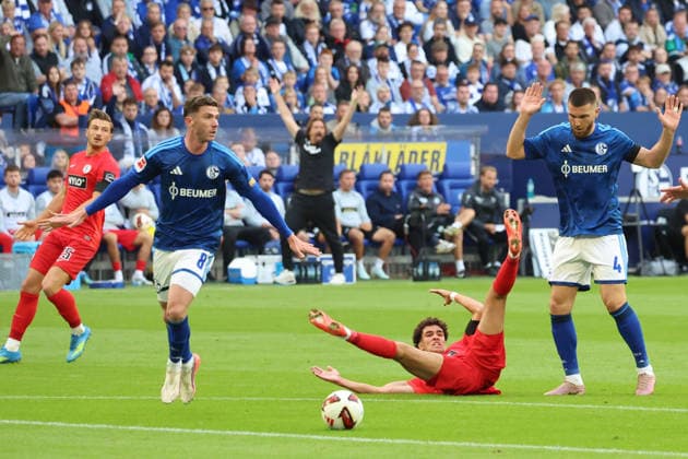 September 20, 2026, xrekx, Soccer, Bundesliga 1, FC Schalke 04 vs. SV Elversberg: Robin Gosens (FC Schalke 04) vs. Noah Darvich (SV 07 Elversberg), tackle, Action, battle for the ball. DFL and DFB regulations prohibit any use of photographs as image sequences and or quasi-video. Gelsenkirchen