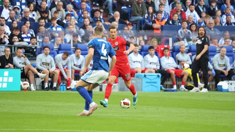 September 20, 2026, xrekx, Soccer, Bundesliga 1, FC Schalke 04 vs. SV Elversberg: Hasan Kurucay (FC Schalke 04) and Lukas Petkov (SV 07 Elversberg). DFL and DFB regulations prohibit any use of photographs as image sequences and or quasi-video. Gelsenkirchen