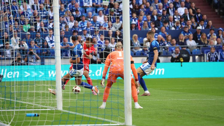 September 20, 2026, xrekx, Soccer, Bundesliga 1, FC Schalke 04 vs. SV Elversberg, Nikola Katic (FC Schalke 04) vs. Jan Gyamerah (SV 07 Elversberg), Tackle, Action, battle for the ball. DFL and DFB regulations prohibit any use of photographs as image sequences and or quasi-video. Gelsenkirchen