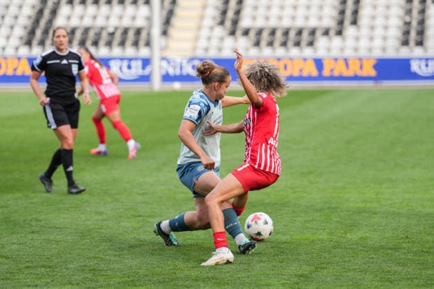 Google Pixel Women s Bundesliga: SC Freiburg vs. Bayer 04 Leverkusen, September 20, 2026—A duel between Estrella Merino (Bayer 04 Leverkusen, No. 10) and Amira Arfaoui (SC Freiburg), 17 Google Pixel Women’s Bundesliga SC Freiburg vs. Bayer 04 Leverkusen, Dreisamstadion, September 20, 2026. DFB and DFL regulations prohibit any use of photographs as image sequences and or quasi-video. Copyright: xBEAUTIFULxSPORTS Boscox