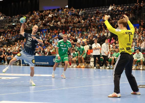 7-meter throw for the BHC, from left: Fynn Hangstein, Bergischer HC 10, Lasse Ludwig, Füchse Berlin 01, with Max Darj, Füchse Berlin 05, in the background; GER, Bergischer HC vs. Füchse Berlin, handball, Opel Handball Bundesliga, Matchday 5, 2026–2027 season, September 20, 2026 GER, Bergischer HC vs. Füchse Berlin, Handball, Opel Handball Bundesliga, Matchday 5, 2026–2027 season, September 20, 2026 Düsseldorf Copyright: xEibner-Pressefoto ThomasxStoeckex EP_TSR