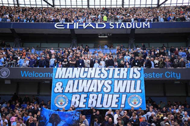 Manchester City gegen Sunderland, 20. September 2026, Premier League, Manchester City gegen Sunderland: Fans von Manchester City entrollen vor dem Spiel ein Transparent mit der Aufschrift Manchester Is Always Will Be Blue . Foto: Simon Stacpoole, Offside, Manchester, Großbritannien  Copyright: xSimonxStacpoolexOffside