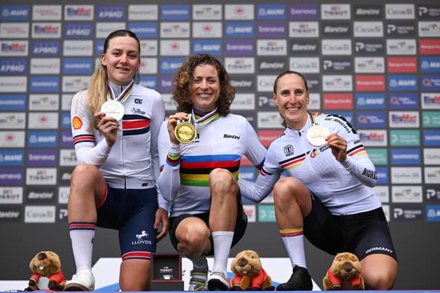 2026 UCI Road World Championships Picture by Chris Auld SWpix.com - 20 09 2026 - Cycling - 2026 UCI Road World Championships - MontrÃ al, Canada - Women Elite Individual Time Trial (ITT) Podium - Marlen Reusser (Switzerland) wins the Gold Medal to become World Champion with Zoe Backstedt (Great Britain) receiving the Silver Medal and Franziska Koch (Germany) receiving the Bronze Medal Copyright: x xSWpix.comx(t axPhotographyxHubxLtd)xChrisxAuld SWpix.comx SWP-3521-0217