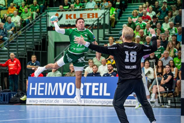 OPEL Handball Bundesliga: HSG Wetzlar vs. VfL Gummersbach, September 26, 2009; Ahmed Nafea, HSG Wetzlar, 79, Bertram Obling, VfL Gummersbach, 16 OPEL Handball Bundesliga: HSG Wetzlar vs. VfL Gummersbach, Wetzlar, September 26, 2020 Copyright: xBEAUTIFULxSPORTS Roeczeyx