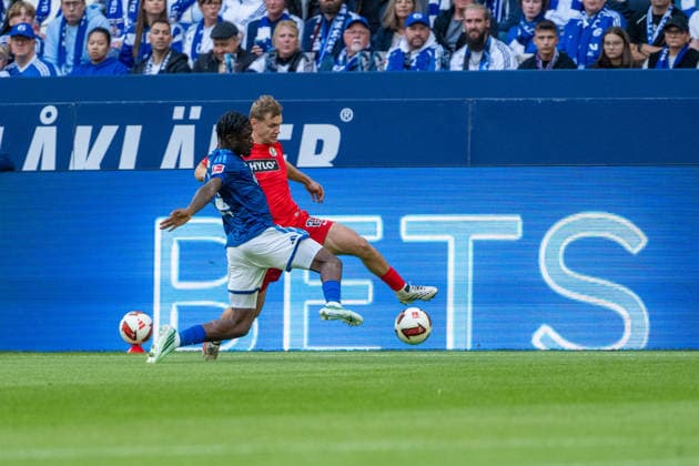 Lasse Guenther (SV Elversberg), 21, in a tackle with Dina Ebimbe (Schalke 04), 29; FC Schalke 04 vs. SV Elversberg, Soccer, Bundesliga, Matchday 4, 2026–27 Season, September 20, 2026, DFL regulations prohibit any use of photographs as image sequences and or quasi-video, FC Schalke 04 vs. SV Elversberg, soccer, Bundesliga, Matchday 4, 2026–27 Season, September 20, 2026, Gelsenkirchen Copyright: xEibner-Pressefoto LukasxBaldygax EP_LBA