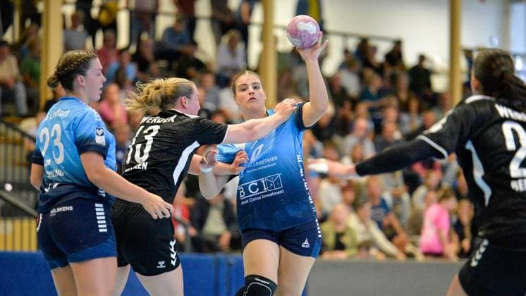 2nd Division Bundesliga: TuS Lintfort vs. Werder Bremen ** FOR EDITORIAL USE ONLY ** EDITORIAL USE ONLY ** p Tine Hinz, right, battles Heidi Jane Warren, left, on Sunday, September 20, 2026, during the TuS Lintfort vs. Werder Bremen game at the Eyller Straße Sports Hall in Kamp Lintfort. TuS Lintfort, wearing blue jerseys, plays against Werder Bremen, wearing black jerseys, in the Women’s 2nd Handball Bundesliga, 2026–2027 season, Germany, North Rhine-Westphalia, Kamp-Lintfort. Copyright OleksandrxVoskresenskyi Copyright: OleksandrxVoskresenskyi doc87op7amsycj1btejrkeo ,EDITORIAL USE ONLY Copyright: OleksandrxVoskresenskyi