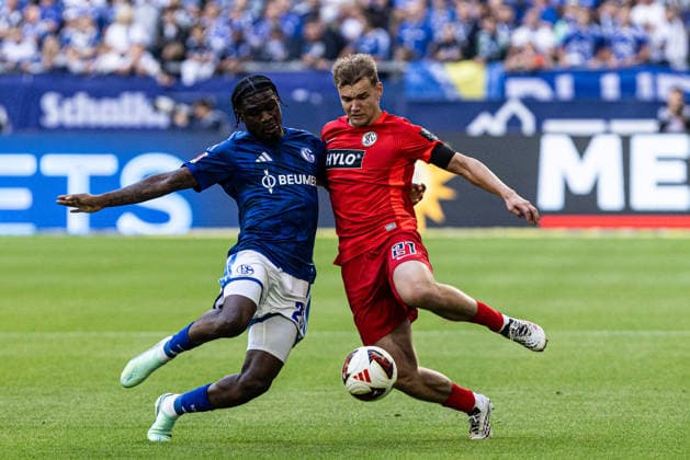 1 Bundesliga FC Schalke 04 vs. SV Elversberg September 20, 2026 Junior Dina Ebimbe FC Schalke 04, 29, Lasse Günther, SV Elversberg, 21 1 German Bundesliga, Matchday 4: FC Schalke 04 vs. SV Elversberg at Veltins Arena, Gelsenkirchen, September 20, 2026. DFL regulations prohibit any use of photographs as image sequences and or quasi-video Copyright: xBEAUTIFULxSPORTS Buriakovx