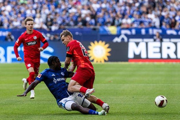 1 Bundesliga FC Schalke 04 SV Elversberg September 20, 2026 Junior Dina Ebimbe FC Schalke 04, 29, Lasse Günther, SV Elversberg, 21, 1 Soccer Bundesliga, Matchday 4, FC Schalke 04 vs. SV Elversberg, Veltins Arena, Gelsenkirchen, September 20, 2026. DFL regulations prohibit any use of photographs as image sequences and or quasi-video. Copyright: xBEAUTIFULxSPORTS Buriakovx
