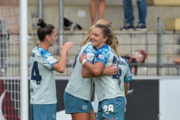 Team Leverkusen after the win in Freiburg with Paulina Tomasiak, Bayer 04 Leverkusen Women, 28, Lumbardha Misini, Bayer 04 Leverkusen Women, 34, GER, SC Freiburg vs. Bayer 04 Leverkusen, Women’s Soccer, Bundesliga, Matchday 5, 2026–2027 Season, September 20, 2026. DFB regulations prohibit any use of photographs as image sequences and or quasi-video. GER, SC Freiburg vs. Bayer 04 Leverkusen, Women’s Soccer, Bundesliga, Matchday 5, 2026–2027 Season, September 20, 2026, Freiburg Copyright: xEibner-Pressefotox EP_THS