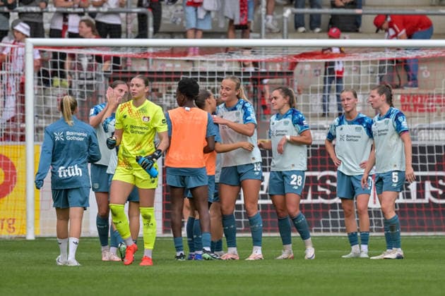 Team Leverkusen after their victory in Freiburg, Germany; SC Freiburg vs. Bayer 04 Leverkusen, Women’s Soccer, Bundesliga, Matchday 5, 2026–2027 Season, September 20, 2026 DFB regulations prohibit any use of photographs as image sequences and or quasi-video GER, SC Freiburg vs. Bayer 04 Leverkusen, Women s Soccer, Bundesliga, Matchday 5, 2026–2027 Season, September 20, 2026, Freiburg Copyright: xEibner-Pressefotox EP_THS