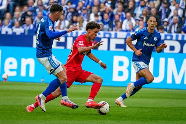German Soccer Bundesliga 2026–2027, Matchday 4: FC Schalke 04 vs. SV Elversberg at Veltins Arena in Gelsenkirchen; Noah Darvich of SV Elversberg, No. 10 on the ball Copyright: xJOERANxSTEINSIEKx