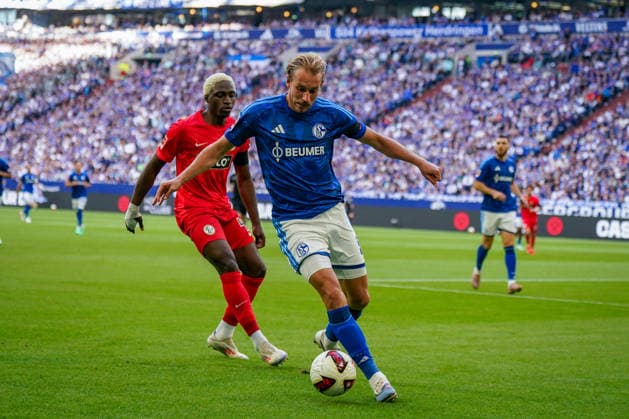 German Soccer Bundesliga 2026–2027, Matchday 4: FC Schalke 04 vs. SV Elversberg at Veltins Arena in Gelsenkirchen; Timo Becker (FC Schalke 04), 5 on the Ball Copyright: xJOERANxSTEINSIEKx