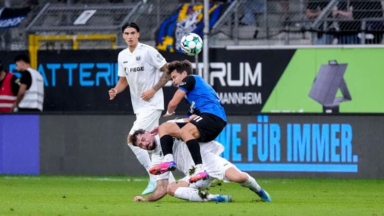 From left: Lucas Zeller Münster, 5, Francisco Mascarenhas Masca, SV Waldhof, 11, tackle, game scene, duel, tackle, tackling, dynamism, action, 20092026, Mannheim, Germany, soccer, 3. Liga, SV Waldhof Mannheim vs. SC Preußen Münster, DFB and DFL regulations prohibit any use of photographs as image sequences and or quasi-video xozx