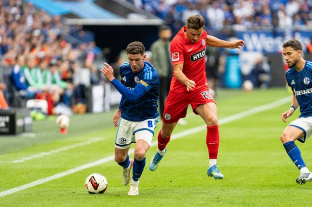 September 20, 2026, GER, Bundesliga 1, Matchday 4, FC Schalke 04 vs. SV Elversberg Robin Gosens FC Schalke 04, 8 Individual play Full body Full body Ball at his feet Gelsenkirchen VELTINS Arena Gelsenkirchen Germany Copyright: xnordphotoxGmbHx xChristianxSchulzex