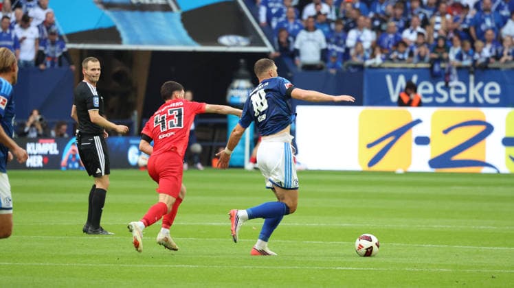 September 20, 2026, xrekx, Soccer, Bundesliga 1, FC Schalke 04 vs. SV Elversberg; Referee Dr. Robin Braun; Felix Keidel of SV 07 Elversberg received a yellow card, received a yellow card Edin Dzeko, FC Schalke 04. DFL and DFB regulations prohibit any use of photographs as image sequences and or quasi-video. Gelsenkirchen