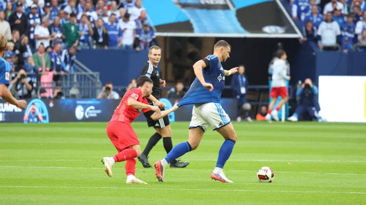 September 20, 2026, xrekx, Soccer, Bundesliga 1, FC Schalke 04 vs. SV Elversberg; Referee Dr. Robin Braun; Felix Keidel of SV 07 Elversberg received a yellow card, received a yellow card Edin Dzeko, FC Schalke 04. DFL and DFB regulations prohibit any use of photographs as image sequences and or quasi-video. Gelsenkirchen