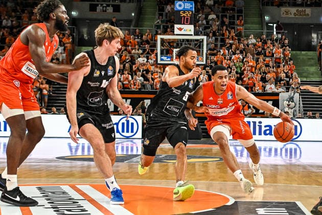 September 20, 2026, GER, Basketball, Men s, easycredit Basketball Bundesliga, 2026–2027 Season, Matchday 1, ratiopharm Ulm vs. MHP Riesen Ludwigsburg: Jaylen Sims (Ulm, 30) outscores Ish Leggett (Ludwigsburg, 5); unstoppable Neu Ulm at ratiopharm Arena, Bavaria, Germany Copyright: xNordphotox xHafnerx