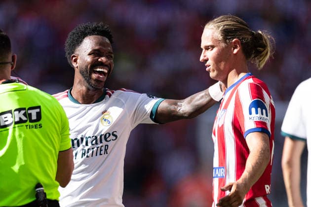 MADRID, SPAIN - SEPTEMBER 20: Vinicius Junior of Real Madrid (L) greets Marcos Llorente of Atletico de Madrid (R) during the LaLiga EA Sports football match between Atletico de Madrid and Real Madrid at Estadio Riyadh Air Metropolitano on September 20, 2026 in Madrid, Spain. (Photo by Ricardo Nogueira Sports Press Photo)  Copyright: xRicardoxNogueira SportsxPressxPhotox Sportspressphoto_SPR236065