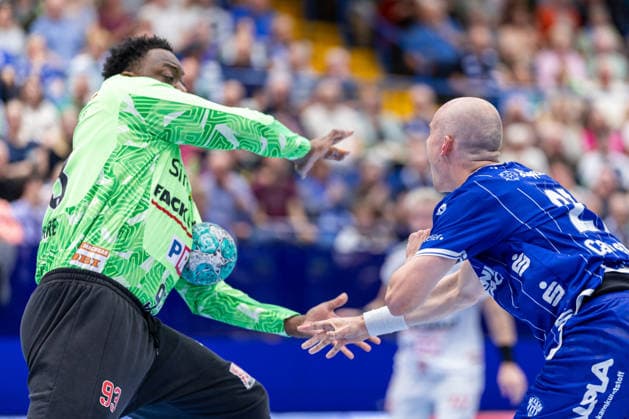 L R Rubens Pierre of HC Erlangen, 93, blocks a shot by Leve Carstensen of TBV Lemgo Lippe, 21 GER, TBV Lemgo Lippe vs. HC Erlangen, Handball, 1st Bundesliga, Matchday 5, 2026–2027 Season, September 20, 2026, GER, TBV Lemgo Lippe vs. HC Erlangen, Handball, 1st Bundesliga, Matchday 5, 2026–2027 season, September 20, 2026, Lemgo Copyright: xEibner-Pressefoto JanxRollingerx EP_JSK