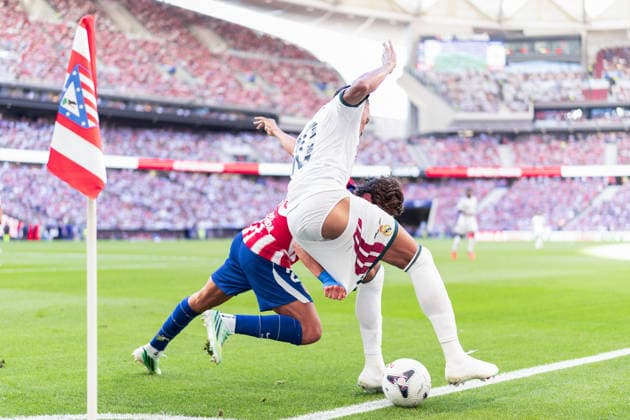 Sport Bilder des Tages MADRID, SPAIN - SEPTEMBER 20: Kylian Mbappe of Real Madrid (R) and Giuliano Simeone of Atletico de Madrid (L) fight for possession during the LaLiga EA Sports football match between Atletico de Madrid and Real Madrid at Estadio Riyadh Air Metropolitano on September 20, 2026 in Madrid, Spain. (Photo by Ricardo Nogueira Sports Press Photo)  Copyright: xRicardoxNogueira SportsxPressxPhotox Sportspressphoto_SPR236072