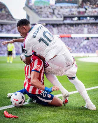 MADRID, SPAIN - SEPTEMBER 20: Kylian Mbappe of Real Madrid (R) and Giuliano Simeone of Atletico de Madrid (L) fight for possession during the LaLiga EA Sports football match between Atletico de Madrid and Real Madrid at Estadio Riyadh Air Metropolitano on September 20, 2026 in Madrid, Spain. (Photo by Ricardo Nogueira Sports Press Photo)  Copyright: xRicardoxNogueira SportsxPressxPhotox Sportspressphoto_SPR236073