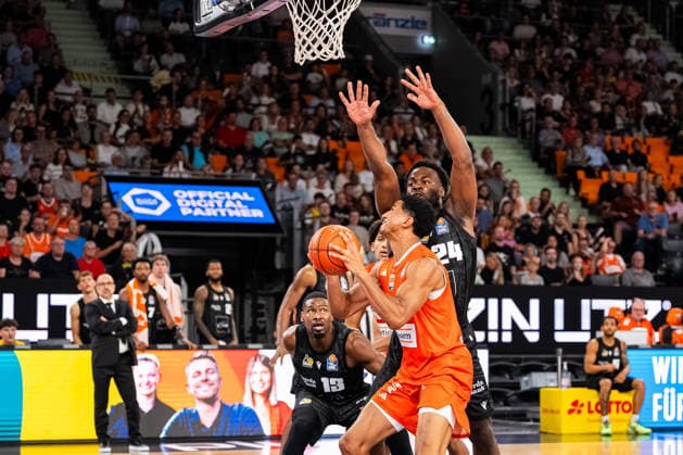 easyCredit BBL Ratiopharm Ulm vs. MHP RIESEN Ludwigsburg September 20, 2026 Ulm, GERMANY, September 20, 2026: Maxwell Dongmo Temoka of MHP RIESEN Ludwigsburg (No. 24) and Yorman Polas Bartolo of MHP RIESEN Ludwigsburg, 13, try to prevent Michael Rataj of ratiopharm Ulm, 12, from scoring during the game between ratiopharm Ulm and MHP RIESEN Ludwigsburg on Matchday 1 of the easyCredit BBL at the ratiopharm Arena Ulm Copyright: xBEAUTIFULxSPORTS Steinx