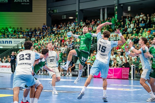 OPEL Handball Bundesliga: HSG Wetzlar vs. VfL Gummersbach, September 26, 2020; Nikolaj Laesoe (HSG Wetzlar), 32; Kristjan Horzen (VfL Gummersbach), 27; Miro Schluroff (VfL Gummersbach), 15, Nikola Roganovic (VfL Gummersbach), 23, Josip Simic (HSG Wetzlar), 10, OPEL Handball Bundesliga: HSG Wetzlar vs. VfL Gummersbach, Wetzlar, September 26, 2020 Copyright: xBEAUTIFULxSPORTS Roeczeyx