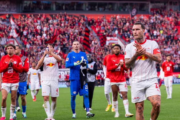 September 20, 2026, Soccer, Matchday 4 of the 1. Bundesliga, Bayer 04 Leverkusen vs. RB Leipzig, David Raum of RB Leipzig and his teammates head toward the fans at Leverkusen s BayArena in North Rhine-Westphalia, Germany xRHR PHOTO DEx Copyright: DennisxEwert RHR-FOTOx RHR-FOTO DE