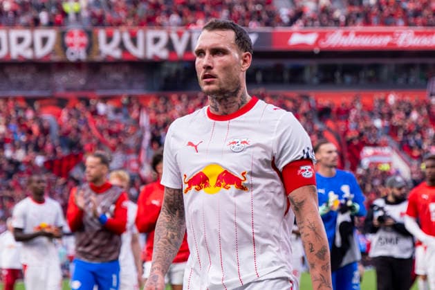 September 20, 2026, Soccer, Matchday 4 of the 1. Bundesliga, Bayer 04 Leverkusen vs. RB Leipzig, David Raum (RB Leipzig) greets the fans at Leverkusen s BayArena, North Rhine-Westphalia, Germany xRHR PHOTO DEx Copyright: DennisxEwert RHR-FOTOx RHR-FOTO DE