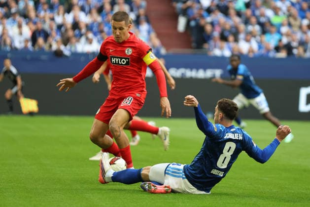 Lukas Pinckert of SV 07 Elversberg and Robin Gosens of FC Schalke 04 during a Bundesliga 1 match in the 2026–27 season between FC Schalke 04 and SV Elversberg. Copyright Thomas Pakusch Copyright: Thomas Pakusch