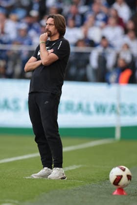 Head Coach Vincent Wagner of SV 07 Elversberg during the 2026–27 Bundesliga 1 match between FC Schalke 04 and SV Elversberg. Copyright Thomas Pakusch Copyright: Thomas Pakusch