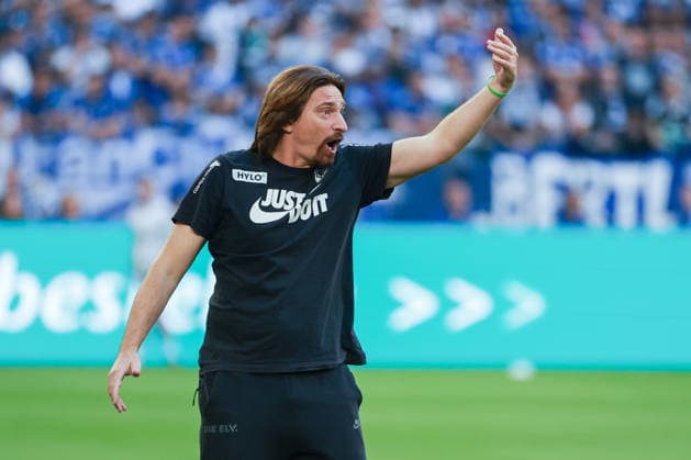 1 Bundesliga: FC Schalke 04 vs. SV Elversberg on September 20, 2026, at the Veltins Arena in Schalke; Coach Vincent Wagner of Elversberg shouts out instructions MH