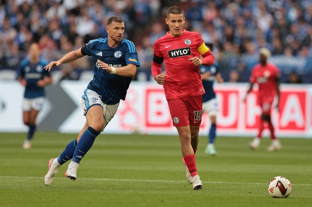 Edin Dzeko of FC Schalke 04 and Lukas Pinckert of SV 07 Elversberg during a 2026–27 Bundesliga 1 match between FC Schalke 04 and SV Elversberg. Copyright Thomas Pakusch Copyright: Thomas Pakusch