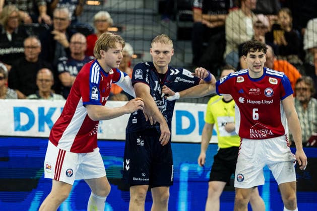 Opel HBL SG Flensburg Handewitt vs. Handball Club Hamburg, September 20, 2026—Battle in the Circle: Martin Hovde 81, Handball Club Hamburg; Emil Bergholt 14, SG Flensburg Handewitt, Elias Kofler 06, Handball Club Hamburg Opel HBL SG Flensburg Handewitt vs. Handball Club Hamburg, GGW Arena on September 26, 2020 Copyright: xBEAUTIFULxSPORTS MarioxM.xKobergx