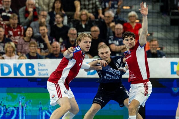 Opel HBL SG Flensburg Handewitt vs. Handball Club Hamburg, September 20, 2026—Battle in the Circle: Martin Hovde 81, Handball Club Hamburg; Emil Bergholt 14, SG Flensburg Handewitt, Elias Kofler 06, Handball Club Hamburg Opel HBL SG Flensburg Handewitt vs. Handball Club Hamburg, GGW Arena on September 26, 2020 Copyright: xBEAUTIFULxSPORTS MarioxM.xKobergx