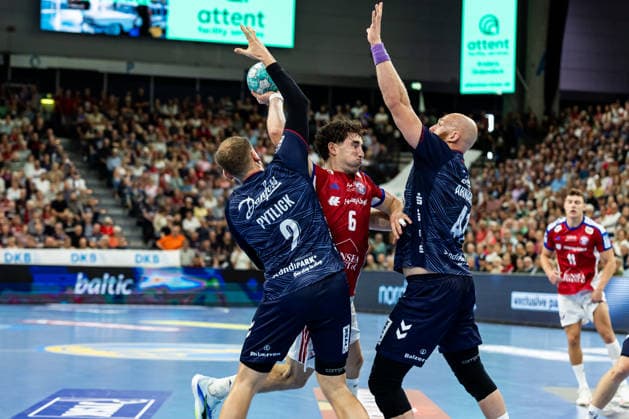 Opel HBL SG Flensburg Handewitt vs. Handball Club Hamburg, September 20, 2026: Elias Kofler (No. 06), Handball Club Hamburg, against Simon Pytlick (No. 02), SG Flensburg Handewitt, and Arnar Freyr Arnarsson (No. 41), SG Flensburg Handewitt Opel HBL SG Flensburg Handewitt vs. Handball Club Hamburg, GGW Arena on September 26, 2020 Copyright: xBEAUTIFULxSPORTS MarioxM.xKobergx