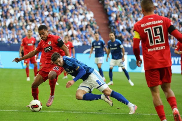 Jan Gyamerah of SV 07 Elversberg and Robin Gosens of FC Schalke 04 during the 2026–27 Bundesliga match between FC Schalke 04 and SV Elversberg. Copyright Thomas Pakusch Copyright: Thomas Pakusch