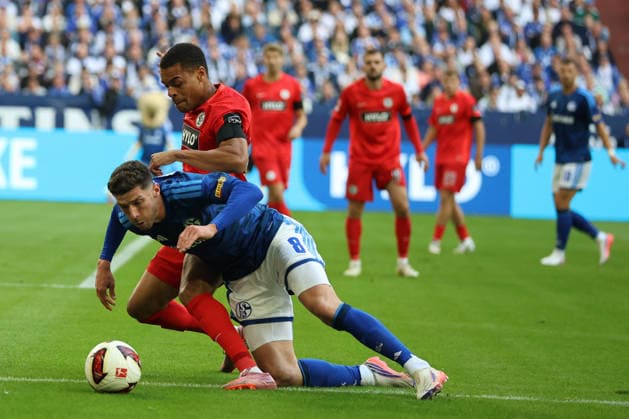 Jan Gyamerah of SV 07 Elversberg and Robin Gosens of FC Schalke 04 during the 2026–27 Bundesliga match between FC Schalke 04 and SV Elversberg. Copyright Thomas Pakusch Copyright: Thomas Pakusch