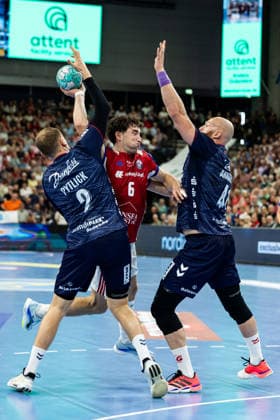Opel HBL SG Flensburg Handewitt vs. Handball Club Hamburg, September 20, 2026: Elias Kofler (No. 06), Handball Club Hamburg, against Simon Pytlick (No. 02), SG Flensburg Handewitt, and Arnar Freyr Arnarsson (No. 41), SG Flensburg Handewitt Opel HBL SG Flensburg Handewitt vs. Handball Club Hamburg, GGW Arena on September 26, 2020 Copyright: xBEAUTIFULxSPORTS MarioxM.xKobergx