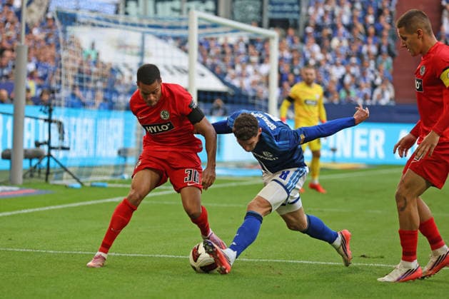 Jan Gyamerah of SV 07 Elversberg and Robin Gosens of FC Schalke 04 during the 2026–27 Bundesliga match between FC Schalke 04 and SV Elversberg. Copyright Thomas Pakusch Copyright: Thomas Pakusch